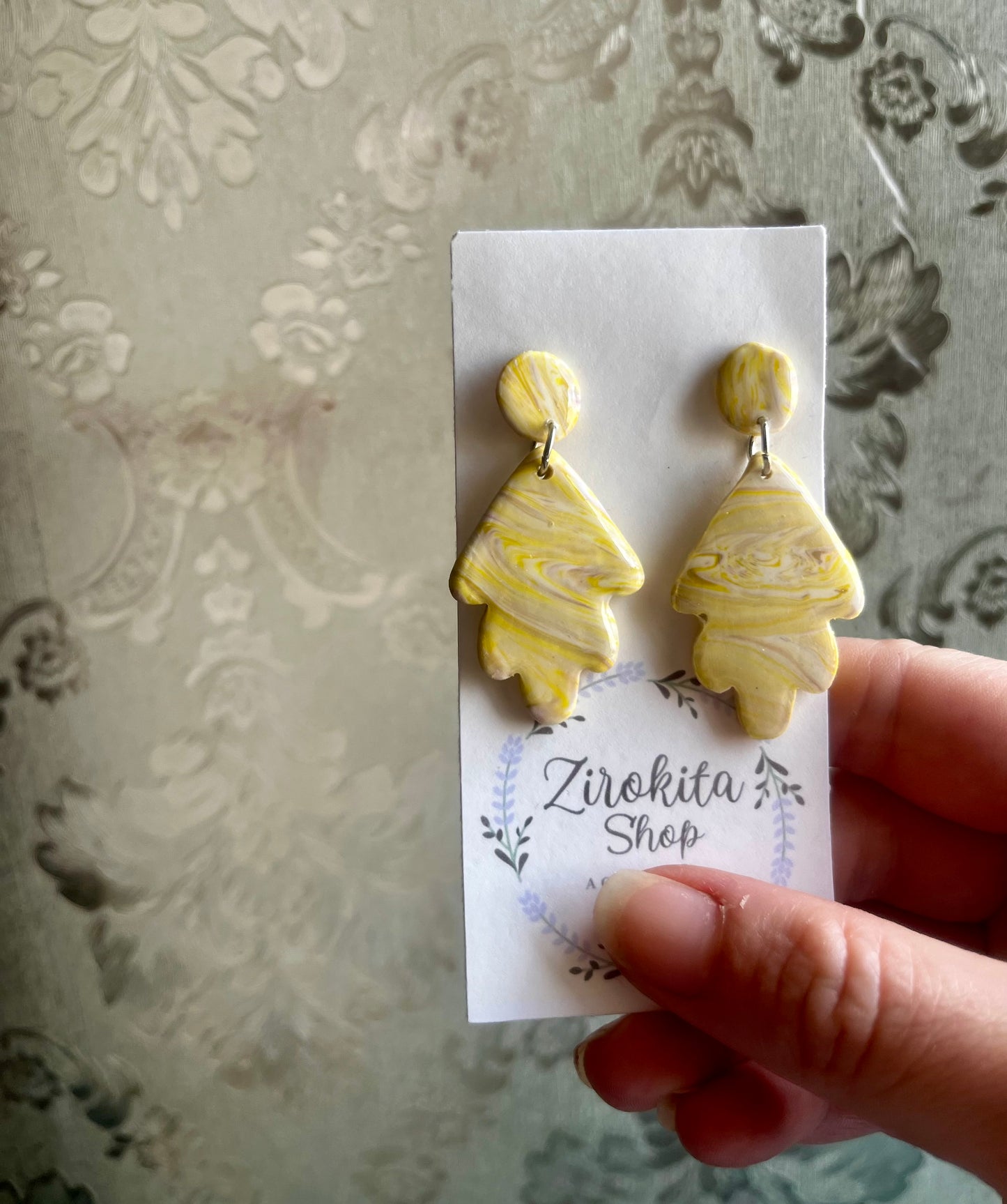 Pendientes de estampado en amarillo.