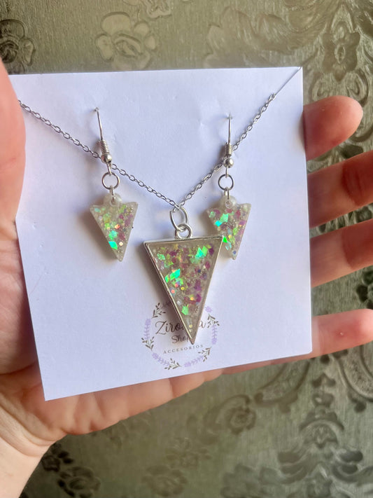Conjunto de collar y pendientes de resina triangulos plateados brillantes