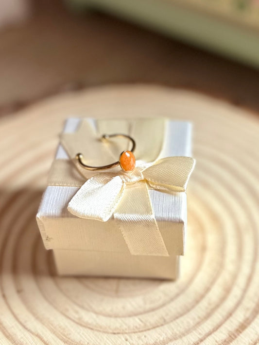Anillo pequeño naranja en dorado