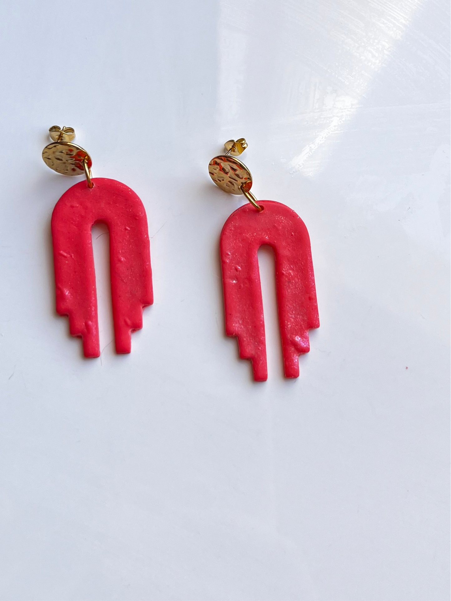 Pendientes de arcilla  polimerica en rosa y accesorios dorado de acero inoxidable.