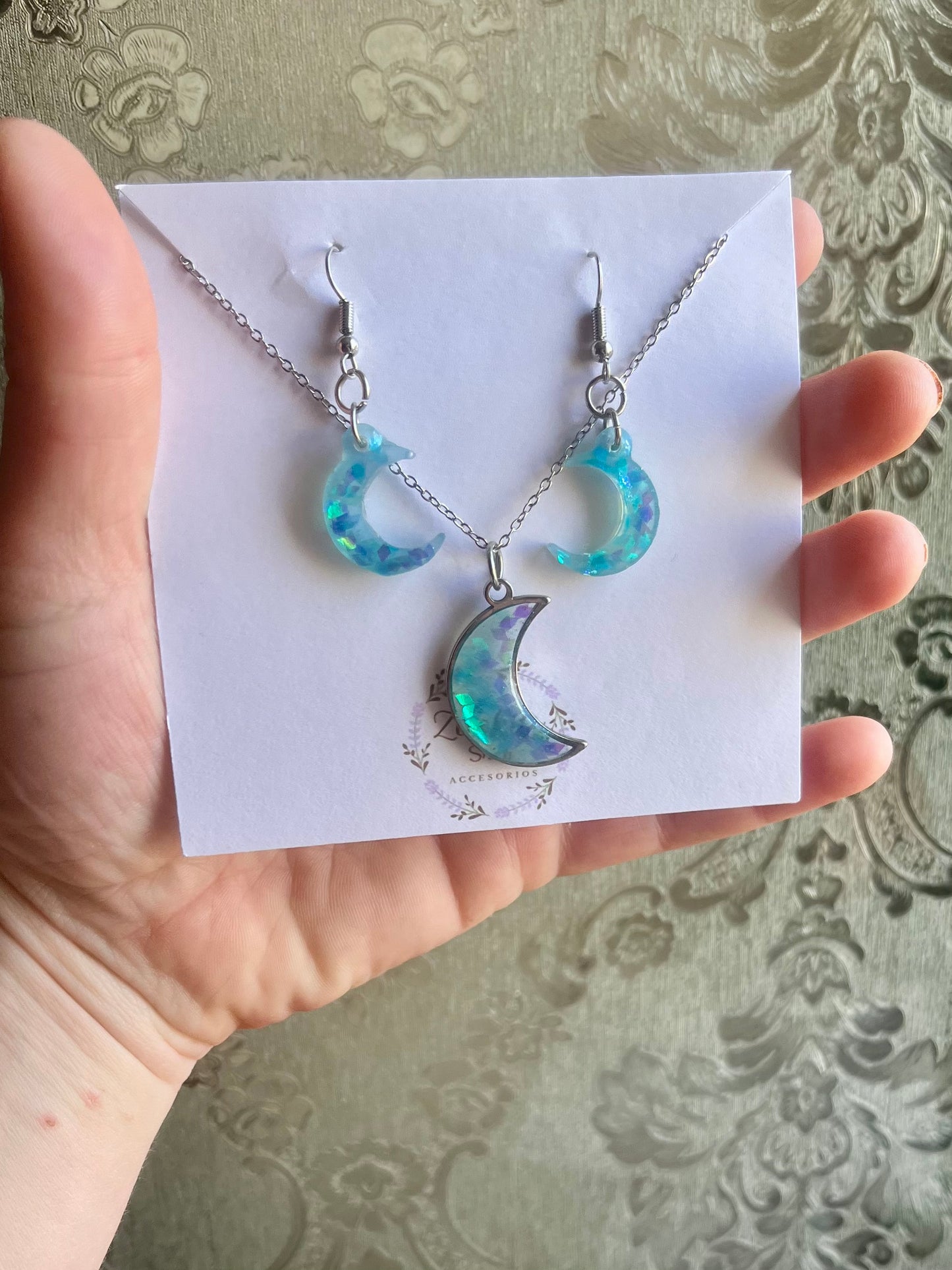 Conjunto de pendientes y collar de resina lunas azules