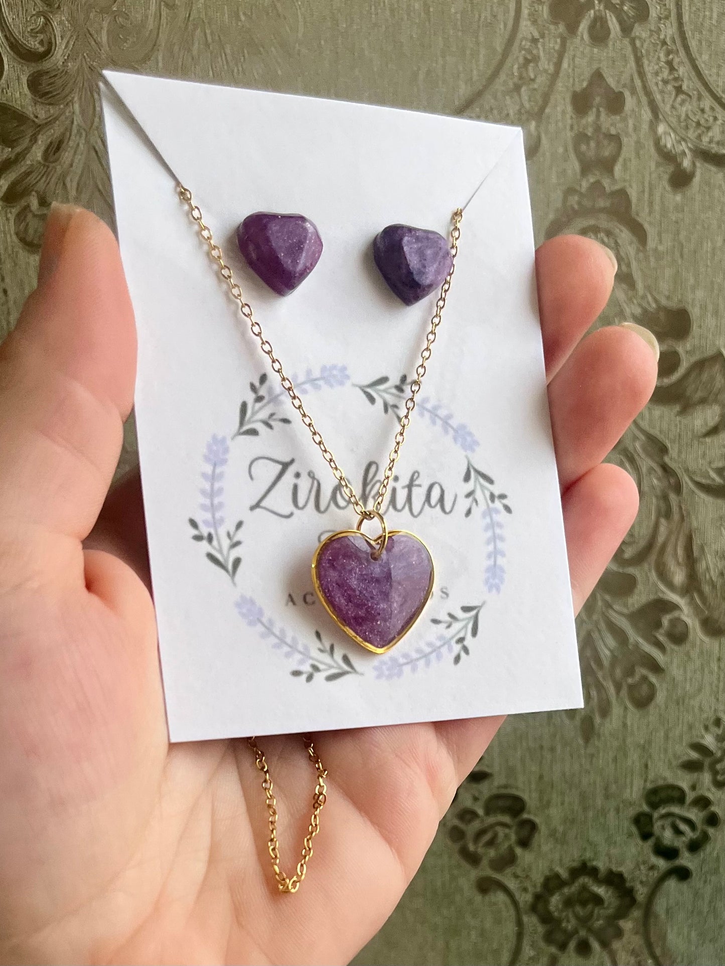 Conjunto de pendientes y colgante de resina corazones violetas