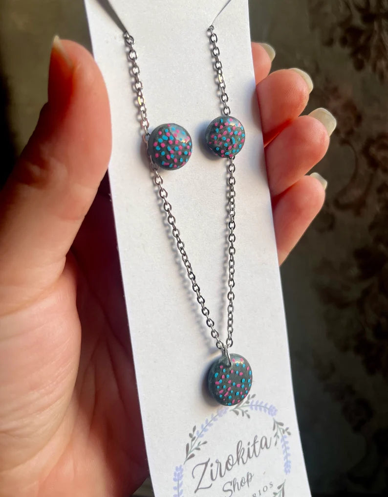 Conjunto de pendientes y collar en plata, diseño con arcilla polimerica y resina.
