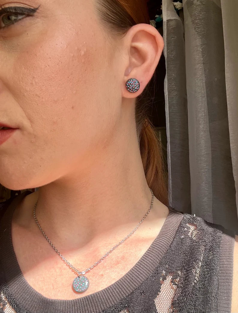 Conjunto de pendientes y collar en plata, diseño con arcilla polimerica y resina.