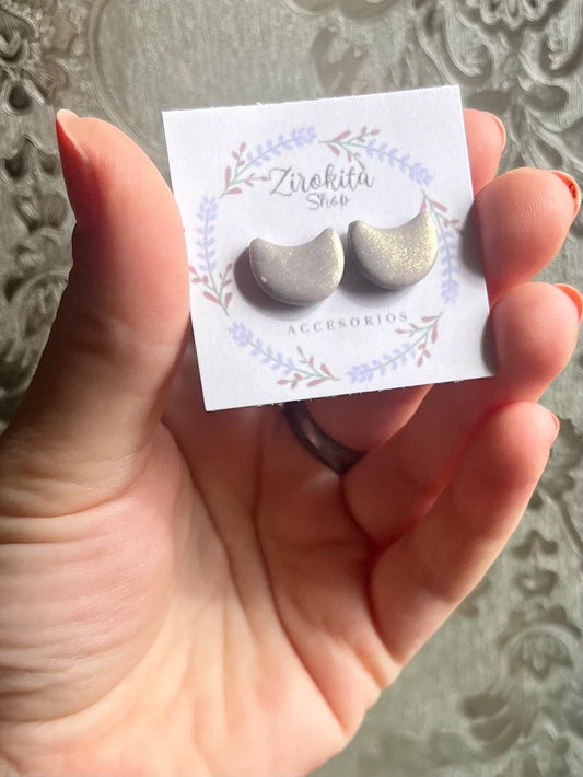 Pendientes grises pequeños y brillantes de arcilla polimerica.