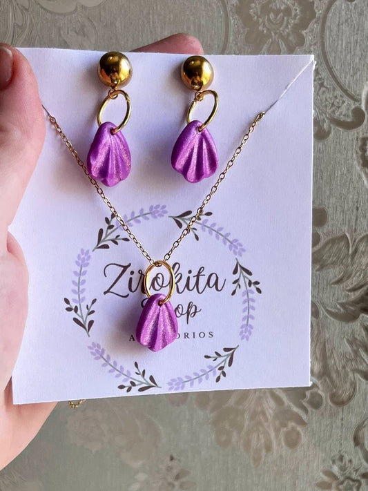 Conjunto de pendientes y collar con abalorios hechos en arcilla polimerica y accesorios en dorado.