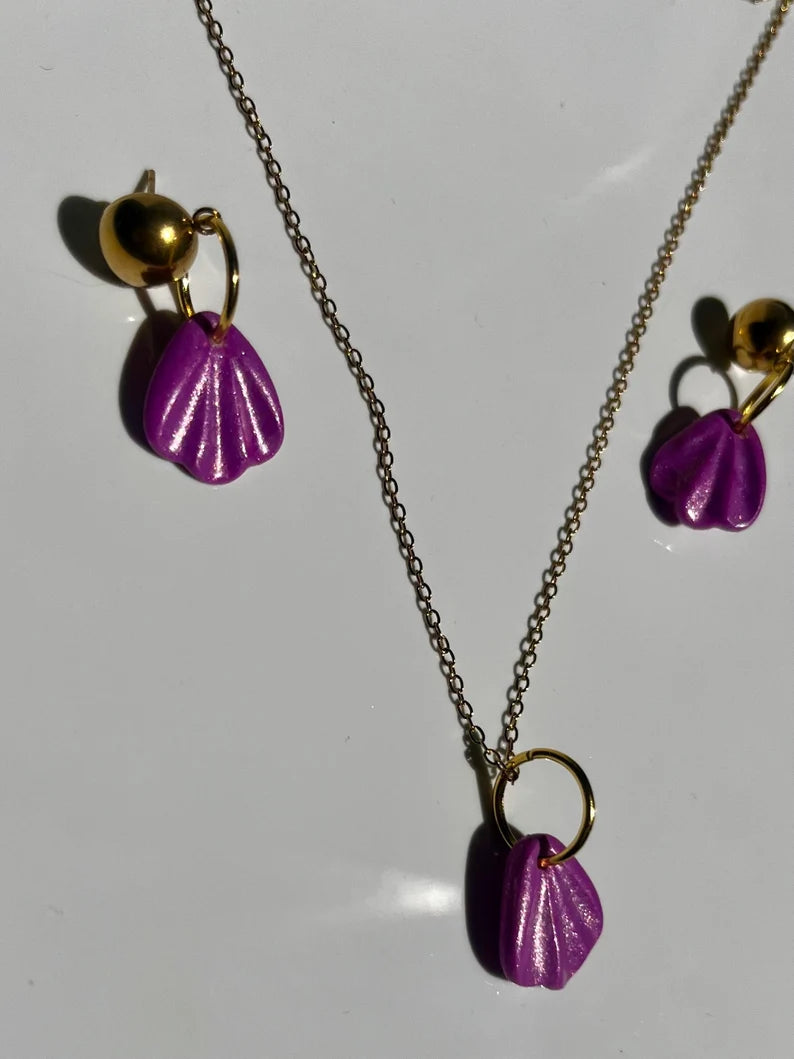 Conjunto de pendientes y collar con abalorios hechos en arcilla polimerica y accesorios en dorado.
