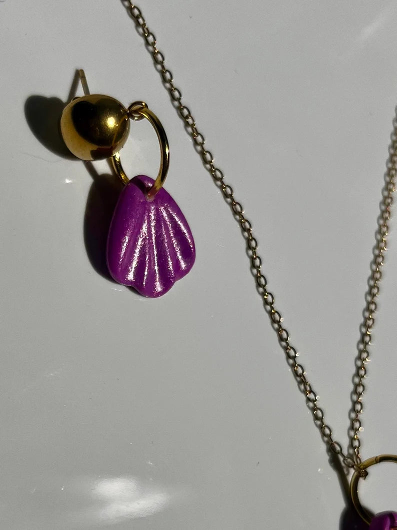 Conjunto de pendientes y collar con abalorios hechos en arcilla polimerica y accesorios en dorado.