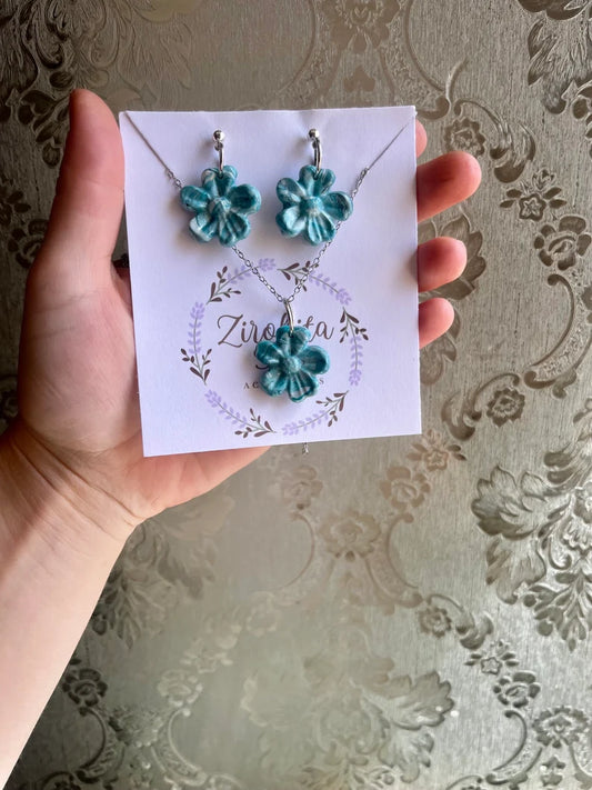 Conjunto de pendientes y collar con abalorios hechos en arcilla polimerica y accesorios en plateado.