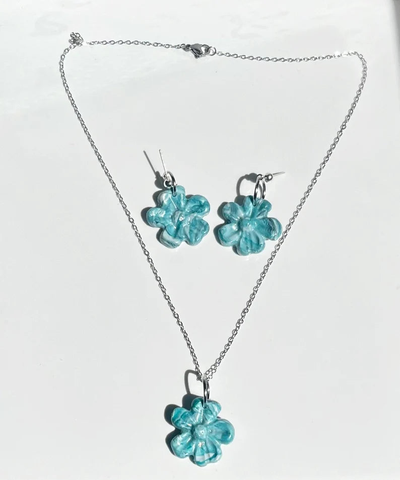Conjunto de pendientes y collar con abalorios hechos en arcilla polimerica y accesorios en plateado.