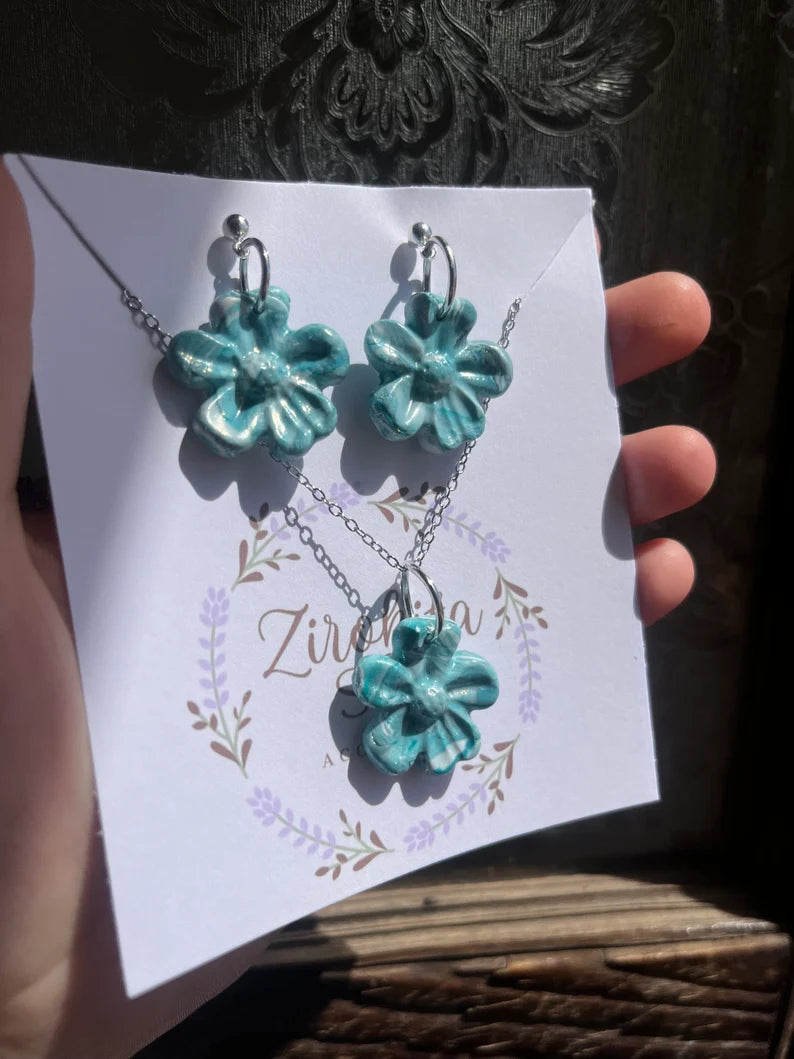 Conjunto de pendientes y collar con abalorios hechos en arcilla polimerica y accesorios en plateado.