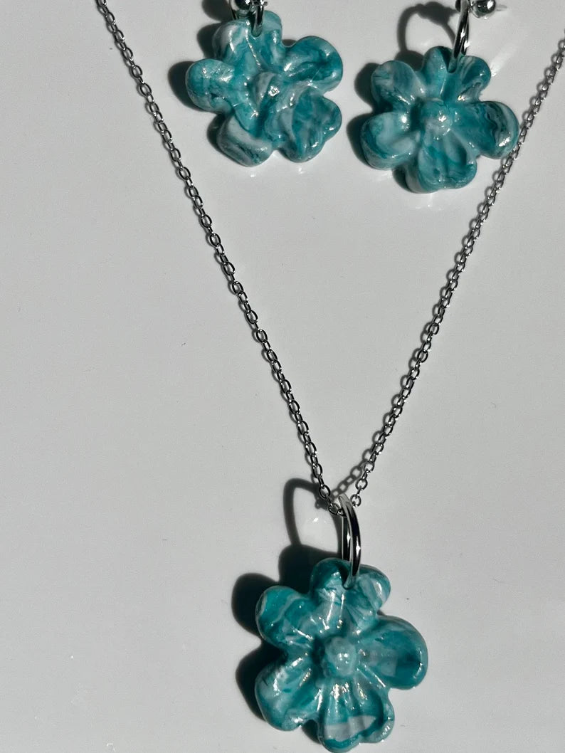 Conjunto de pendientes y collar con abalorios hechos en arcilla polimerica y accesorios en plateado.