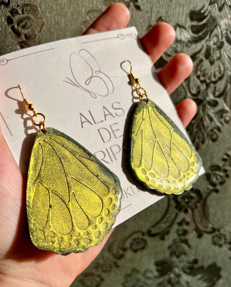 Pendientes grandes de Alas de mariposa de resina verdes y dorado.