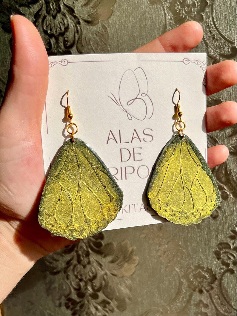 Pendientes grandes de Alas de mariposa de resina verdes y dorado.