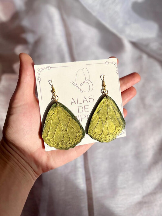 Pendientes grandes de Alas de mariposa de resina verdes y dorado.