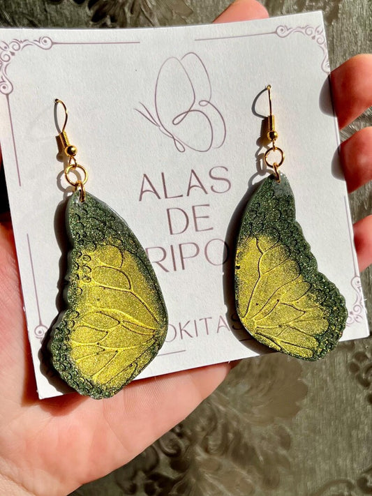 Pendientes grandes de Alas de mariposa de resina verdes y dorado.