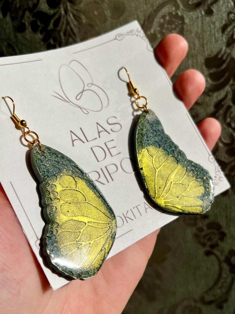 Pendientes grandes de Alas de mariposa de resina verdes y dorado.