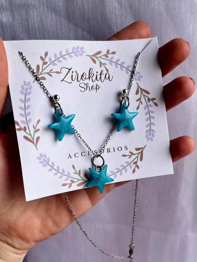 Conjuntos de pendientes y collar de estrellas de resina azules y accesorios en plateado.