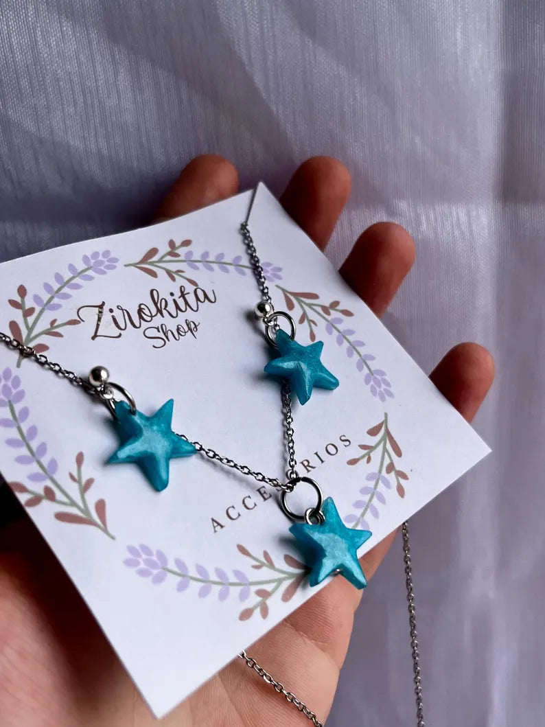Conjuntos de pendientes y collar de estrellas de resina azules y accesorios en plateado.