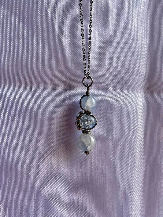 Collar en plateado y accesorio de piedras de sueños